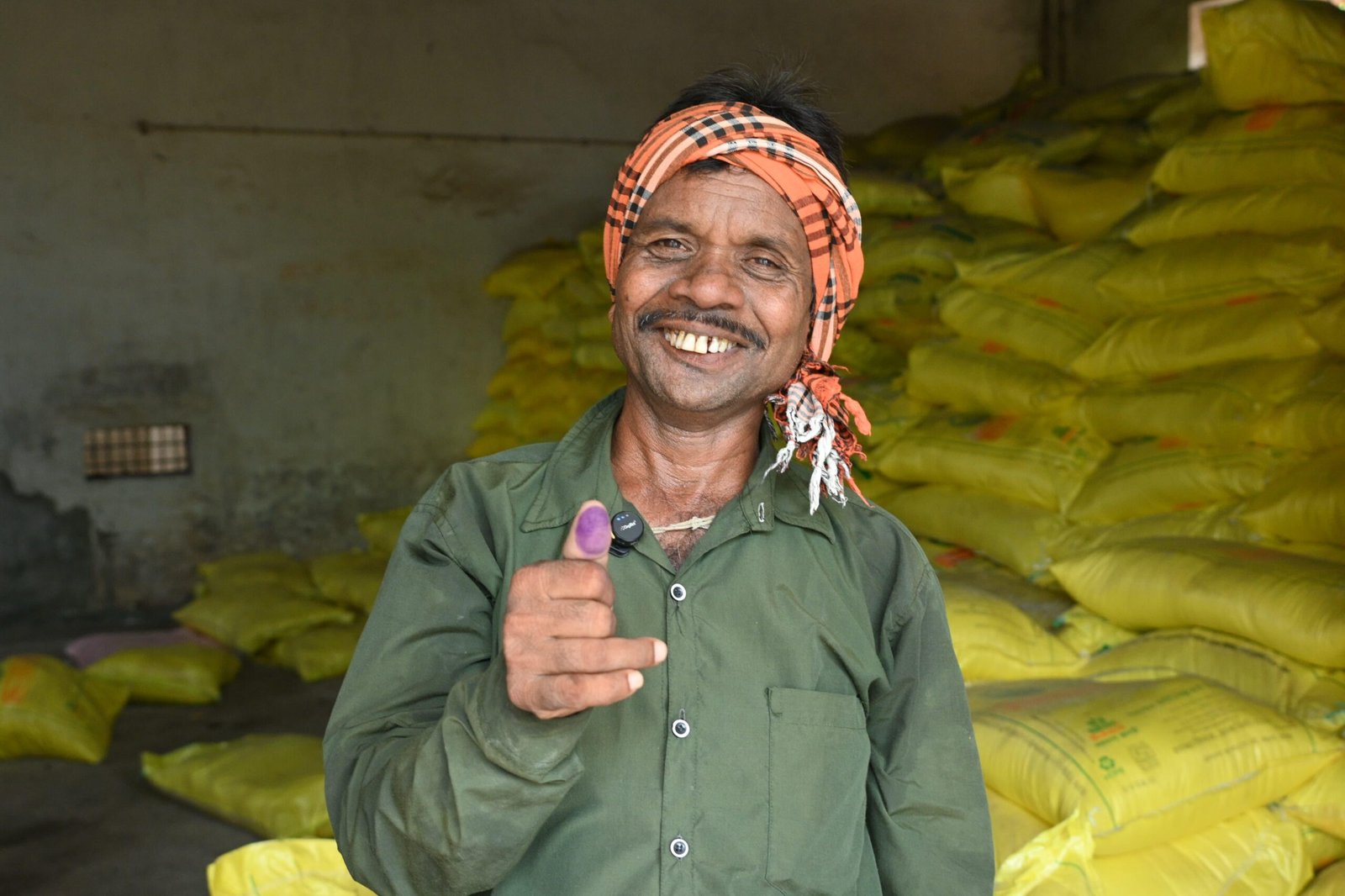 समितियो में खाद- बीज़ लेने किसानों में उत्साह,सुगम व्यवस्था से जताई संतुष्टि