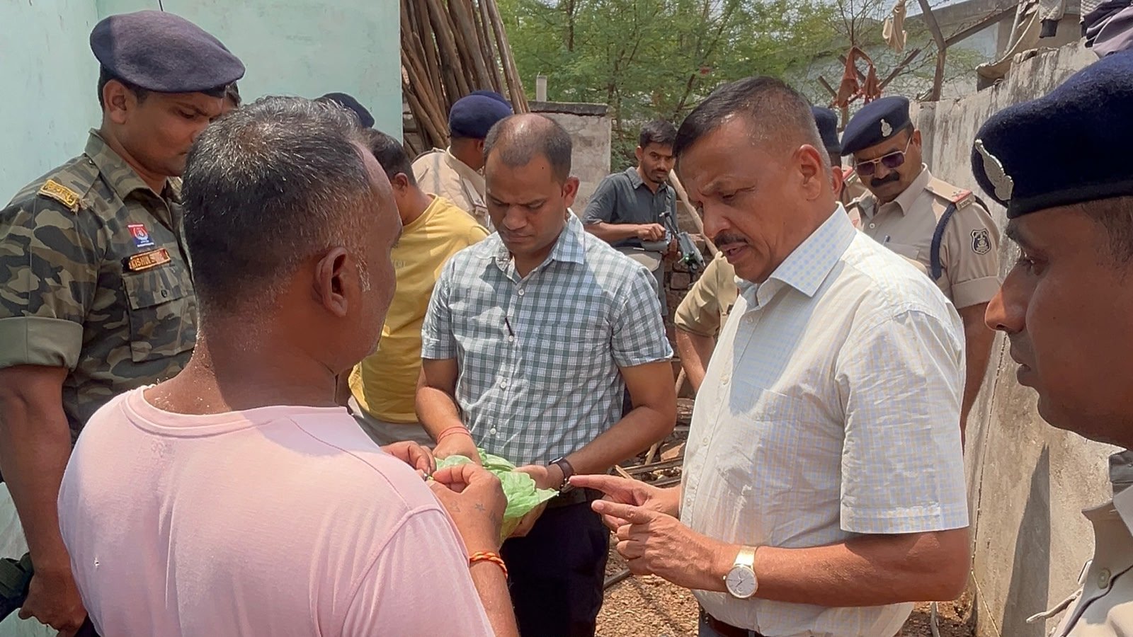 नशा पर कबीरधाम पुलिस का बड़ा प्रहार: संदिग्ध इलाकों में दी दबिश, गांजा और अवैध शराब जप्त