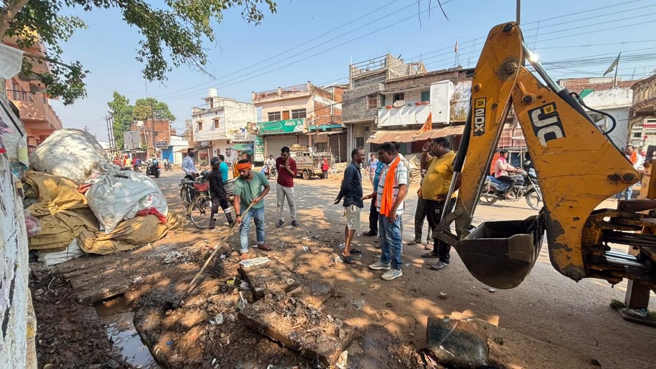 बरसात से पहले नगर पालिका ने कसी कमर, सफाई अभियान जारी