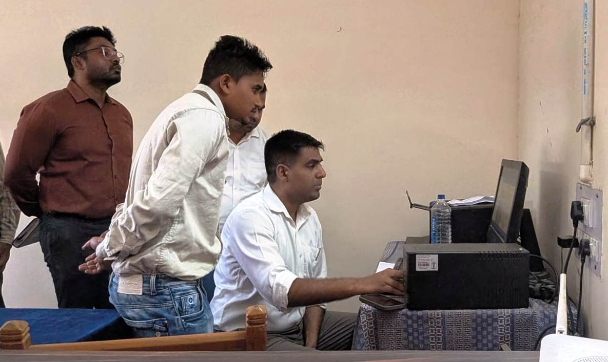 कलेक्टर ने डोंगरगांव तहसील कार्यालय का किया औचक निरीक्षण