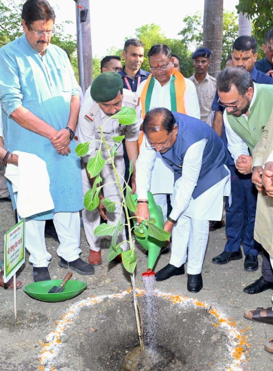 विश्व पर्यावरण दिवस पर मुख्यमंत्री विष्णु देव साय ने किया ‘एक पेड़ माँ के नाम’ अभियान 2026-27 का शुभारंभ