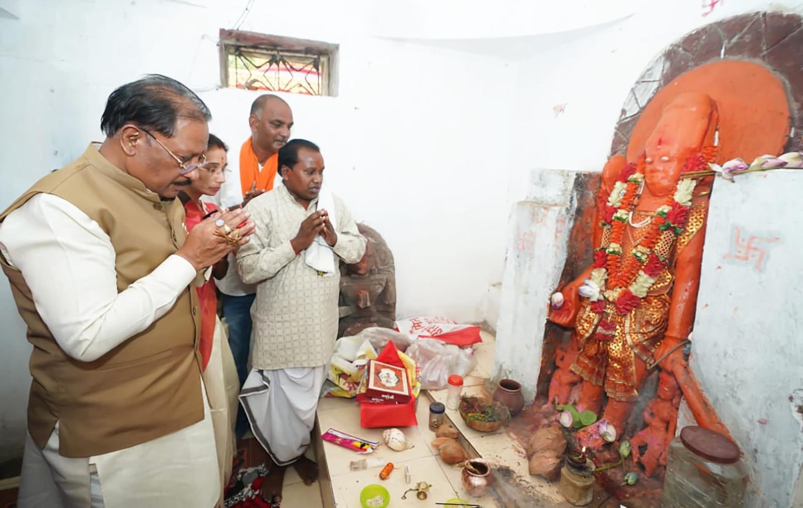 मुख्यमंत्री  विष्णुदेव साय ने ऐतिहासिक चतुर्भुज विष्णु मंदिर में की पूजा-अर्चना, प्रदेश की सुख-समृद्धि की कामना