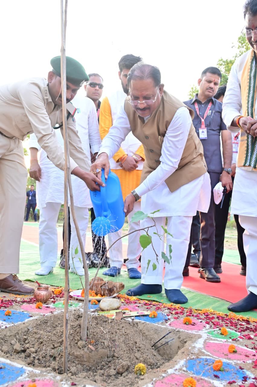 मुख्यमंत्री विष्णु देव साय ने ‘एक पेड़ मां के नाम’ अभियान के तहत किया पीपल का पौधारोपण