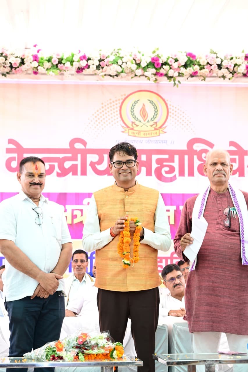 वित्त मंत्री ओपी चौधरी धमतरी के ग्राम छाती में चंद्रनाहू (चंद्राकर) कुर्मी-क्षत्रिय समाज के कार्यक्रम में हुए शामिल