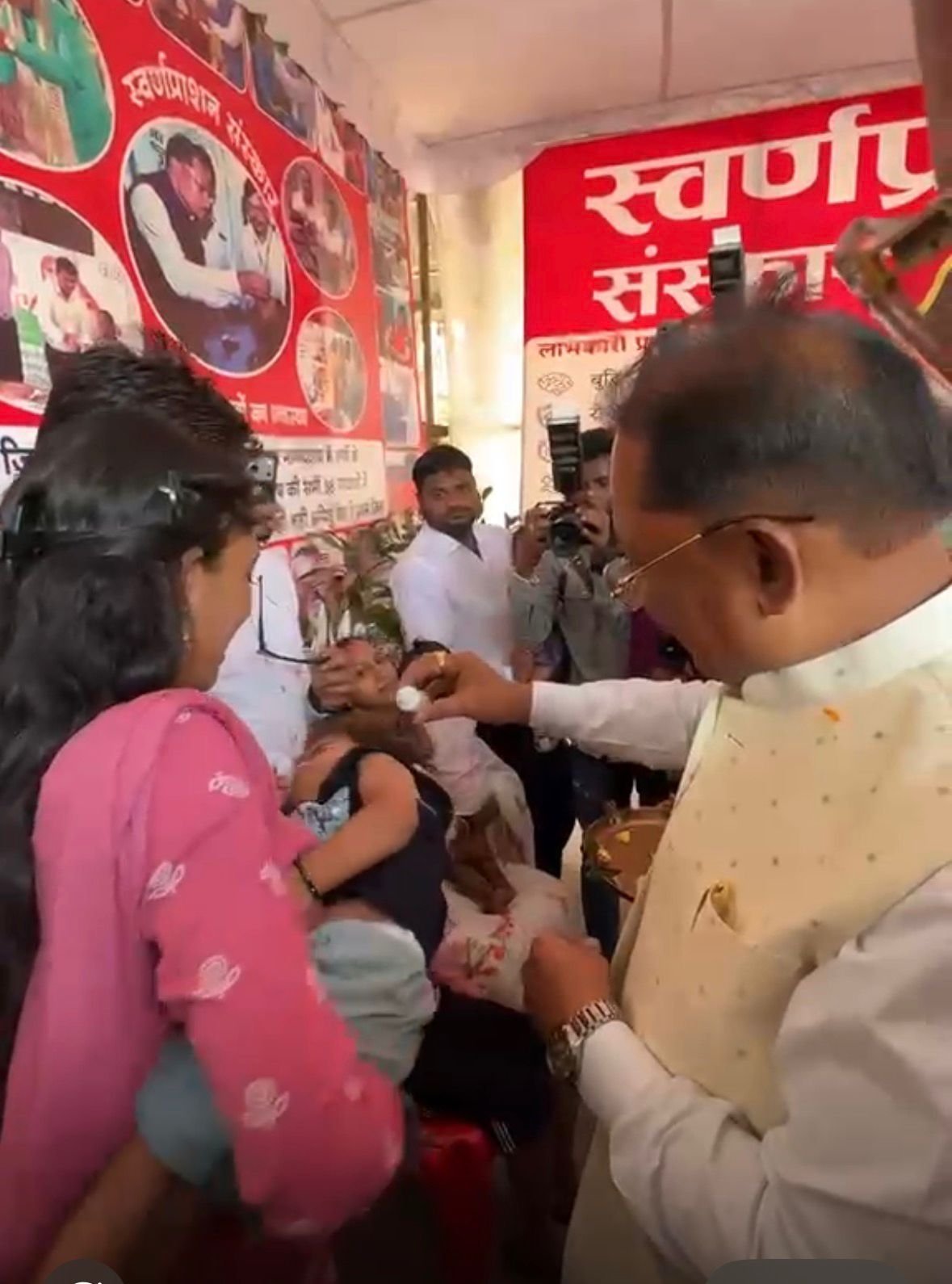 चंद्रनाहू (चंद्राकर) कुर्मी-क्षत्रिय समाज के अधिवेशन में मुख्यमंत्री साय ने बच्चों को कराया स्वर्ण प्राशन