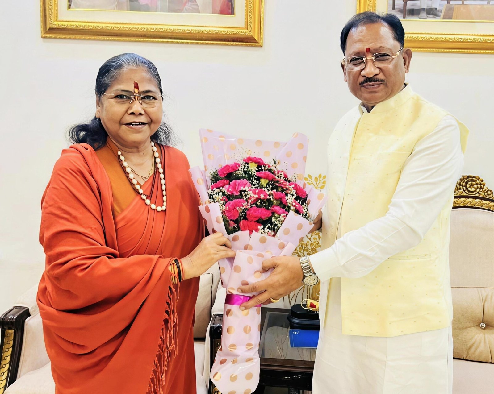 मुख्यमंत्री  विष्णु देव साय से राष्ट्रीय पिछड़ा वर्ग आयोग की अध्यक्ष साध्वी निरंजन ज्योति ने की सौजन्य भेंट