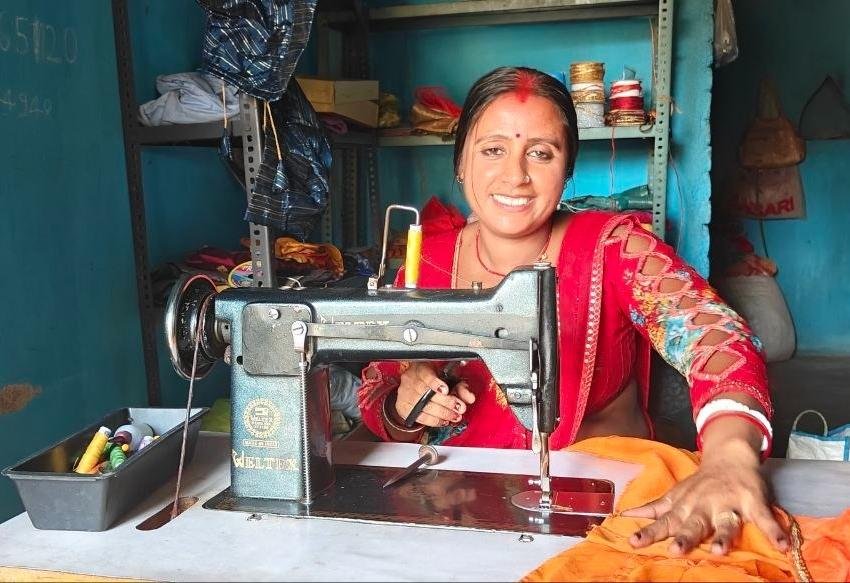 सुई-धागे से बदली तकदीर:  विशाखा मंडल बनीं आत्मनिर्भरता की मिसाल