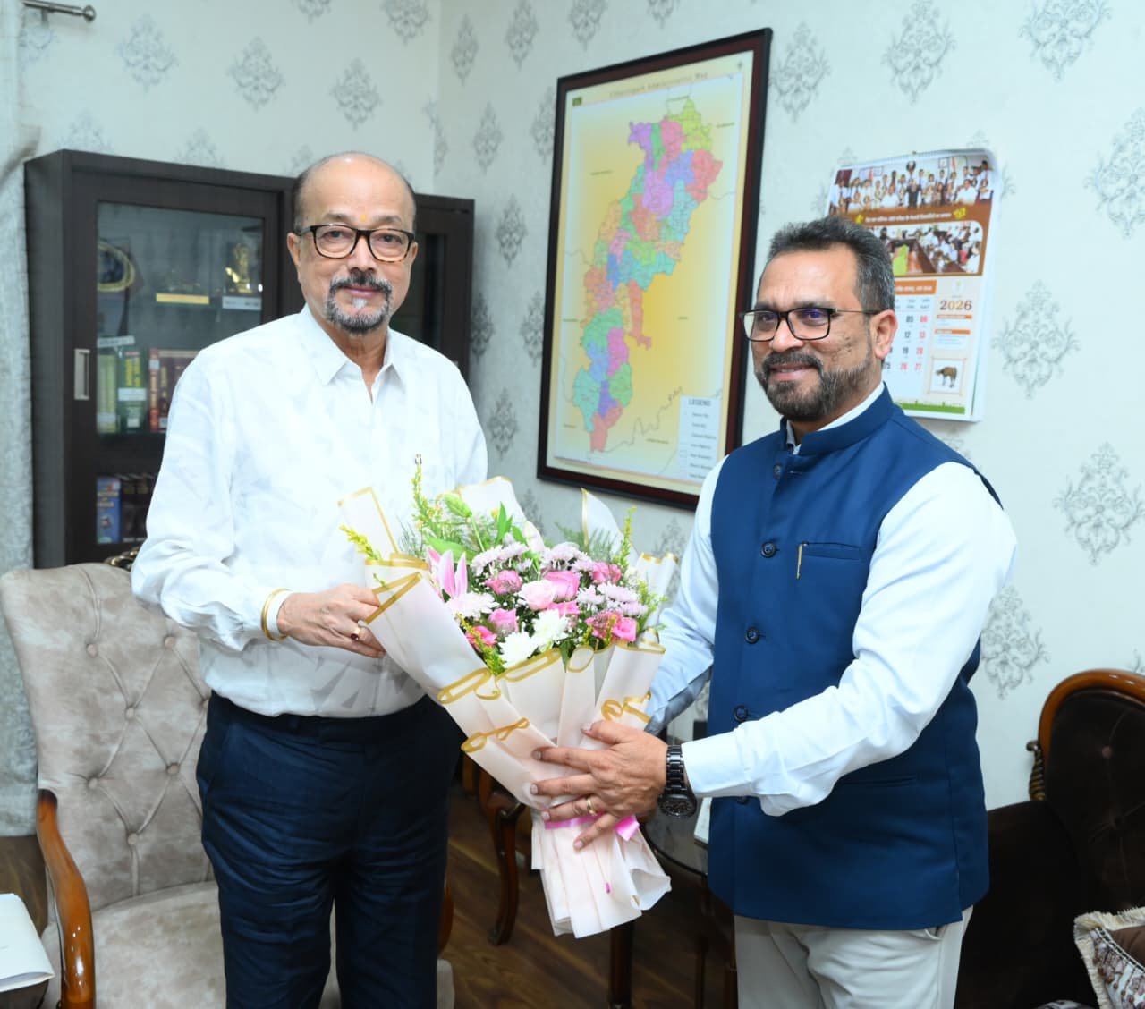 राज्यपाल डेका से प्रधान मुख्य वन संरक्षक अरुण कुमार पाण्डेय ने की सौजन्य भेंट