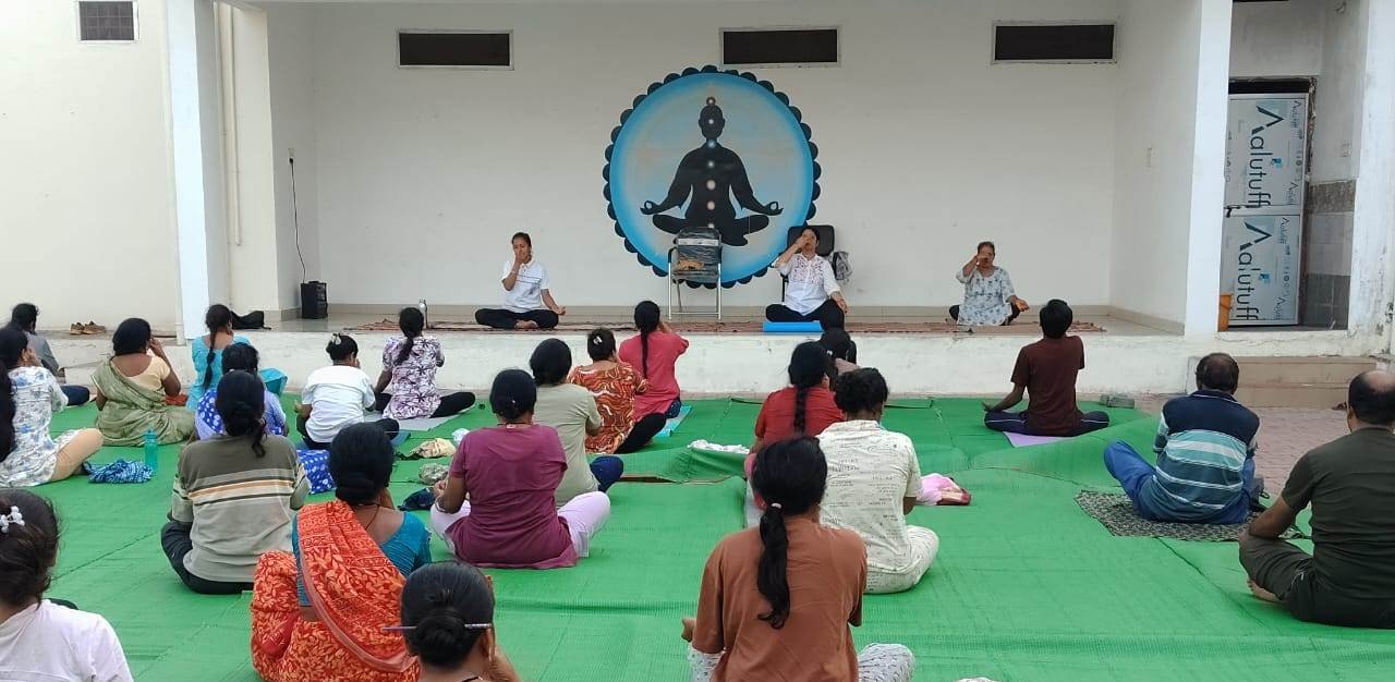 आयुष योगा एण्ड वैलनेस सेंटर चिखली में नियमित योगाभ्यास सत्र का आयोजन