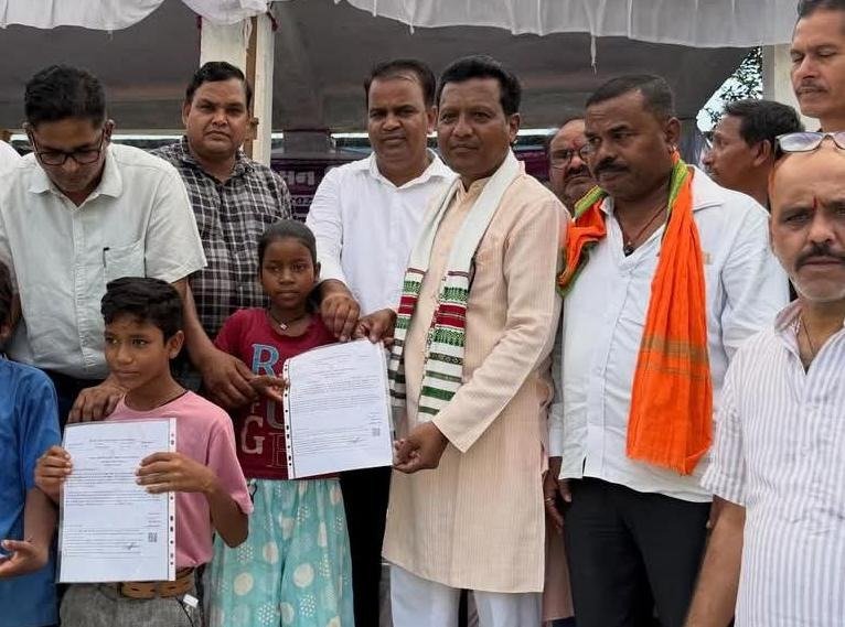 गांव में ही मिला जाति प्रमाण पत्र, बच्चों के चेहरों पर खिल उठी मुस्कान