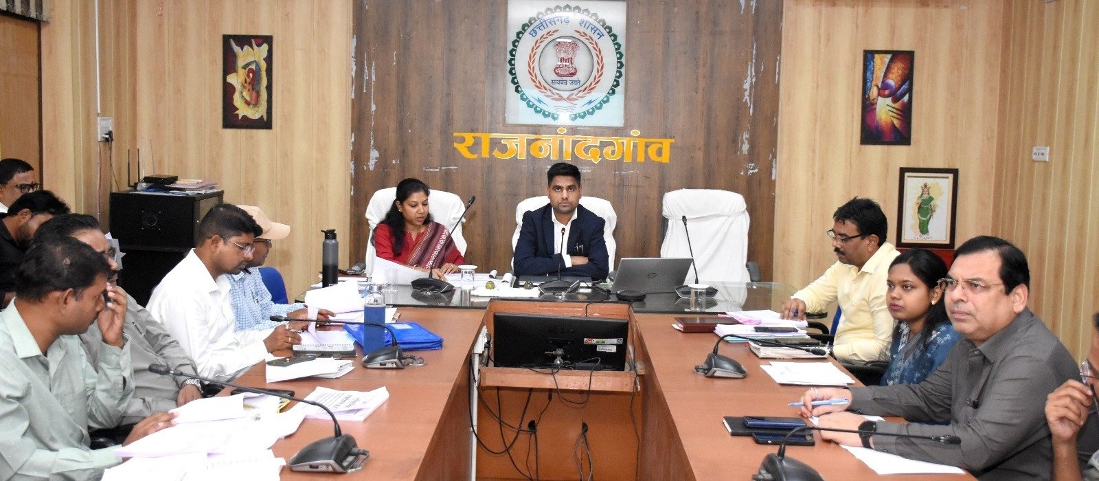 कलेक्टर ने निर्माण कार्यों की बैठक ली