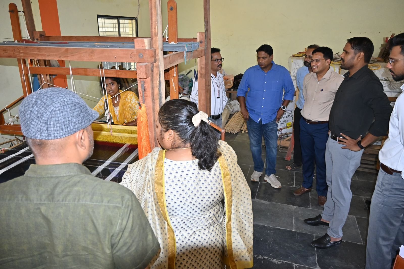 कलेक्टर ने किया अभिनव बुनकर सहकारी समिति का निरीक्षण, पारंपरिक हथकरघा कला के संरक्षण पर दिया जोर