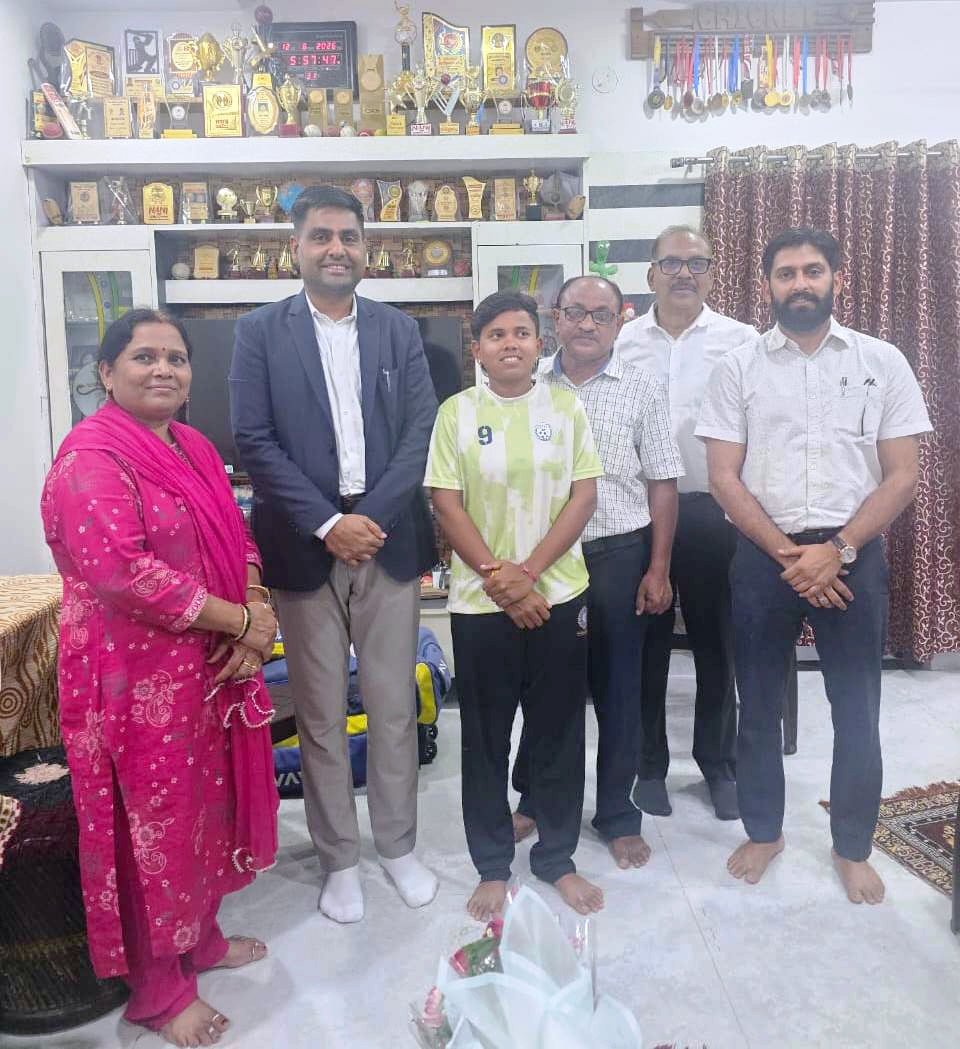 कलेक्टर ने महक नरवासे की उपलब्धि पर दी बधाई और शुभकामनाएं