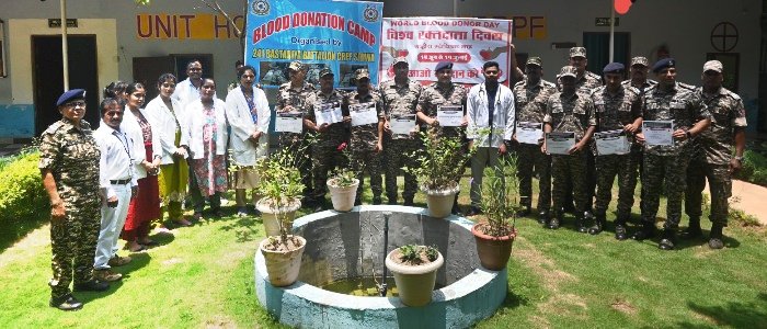 विश्व रक्तदान दिवस पर बस्तरिया बटालियन के जवानों ने पेश की मानवता और सेवा की मिसाल