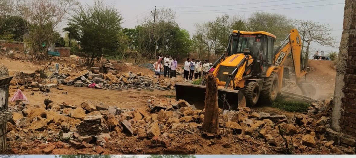 ग्राम बिंद्रा नवगांव में 1.5 एकड़ शासकीय भूमि से अतिक्रमण हटाया गया