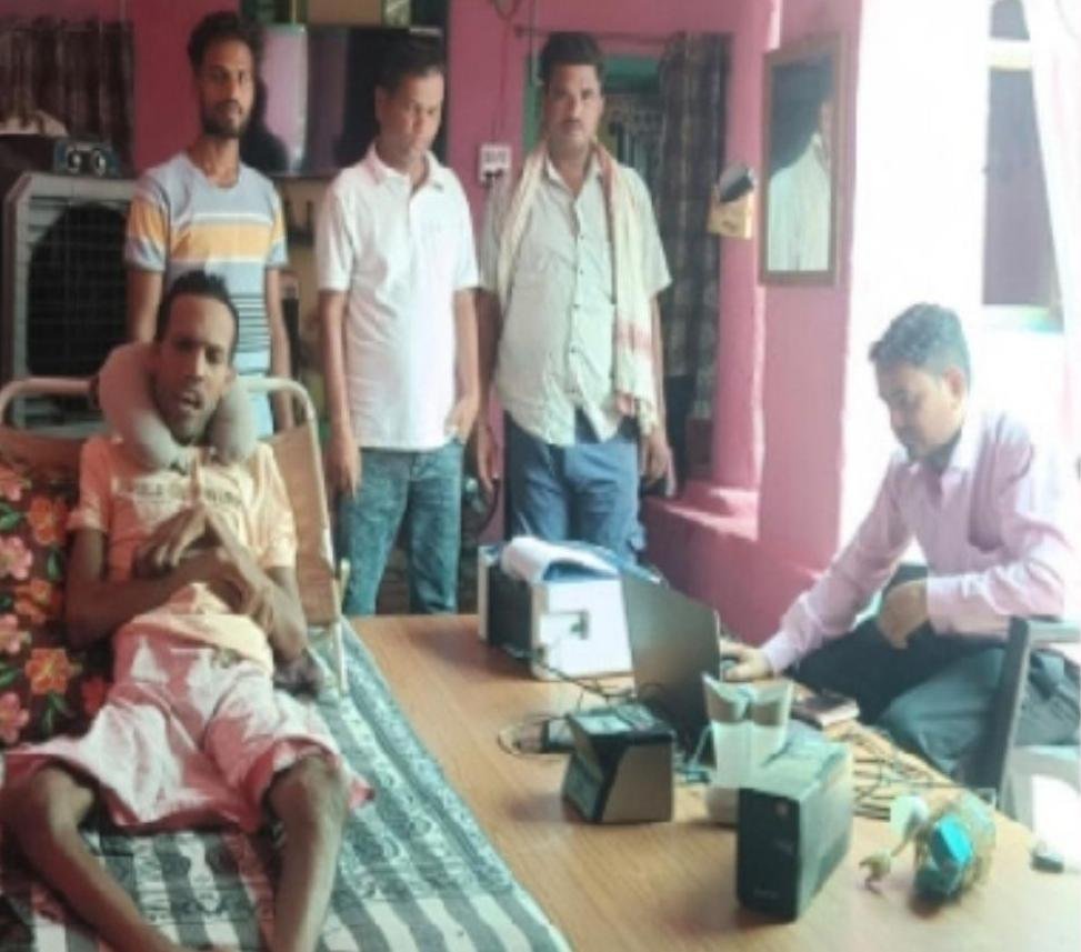 संकल्प सुशासन का- बिस्तर पर लेटे पैरालिसिस पीड़ित संतराम का घर आकर हुआ आधार अपडेट
