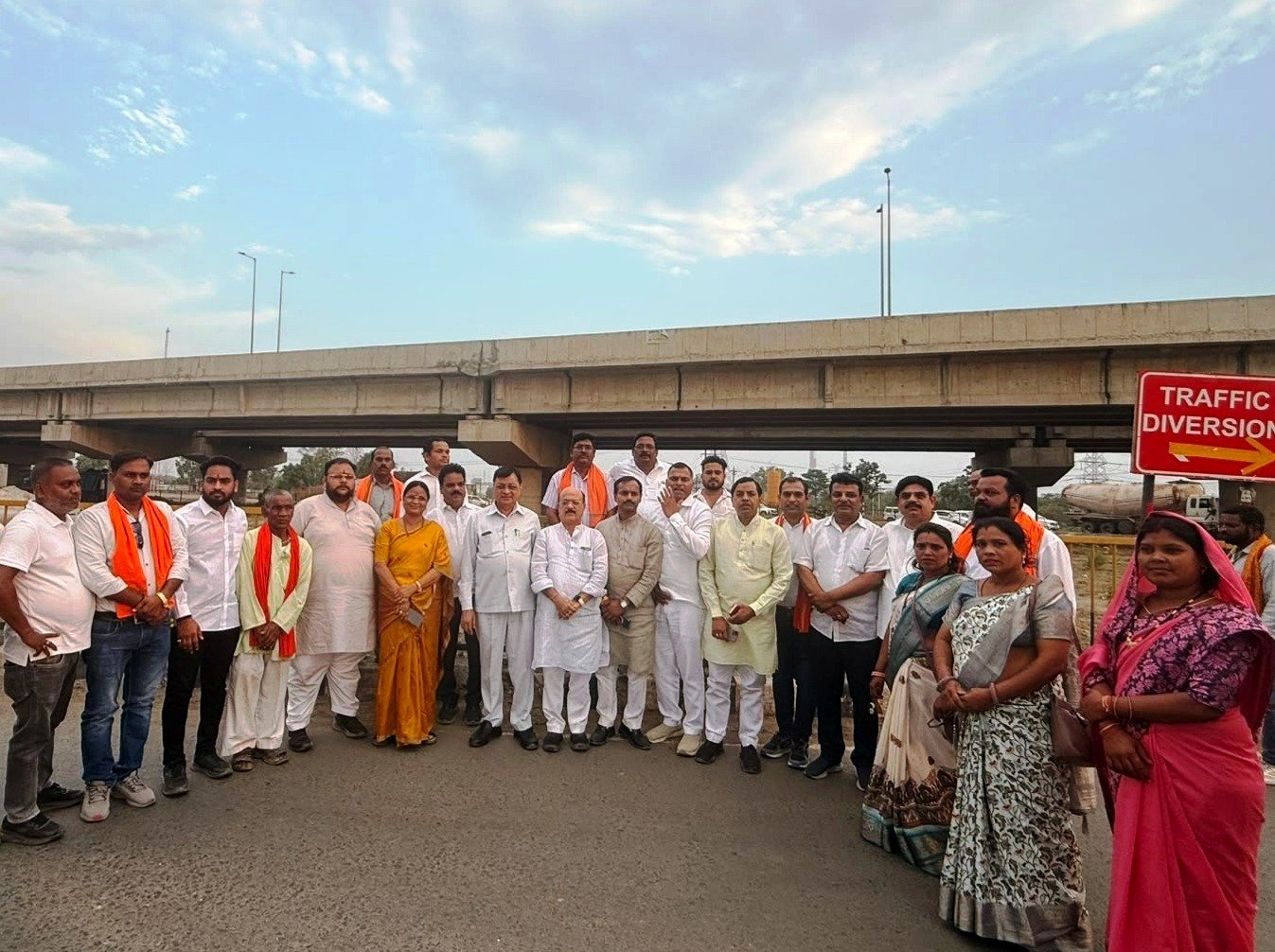 वाणिज्य एवं उद्योग मंत्री लखनलाल देवांगन ने निर्माणाधीन सड़कों का किया निरीक्षण