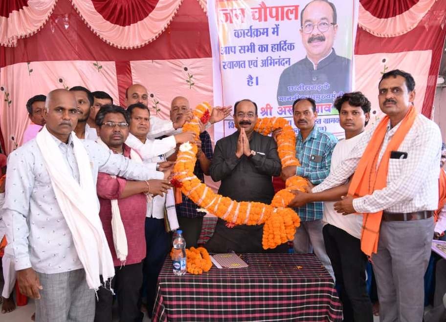 उप मुख्यमंत्री  अरुण साव ने 5 गांवों में लगाई चौपाल  56 लाख रुपए के विकास कार्यों की घोषणा की, युवाओं को दिए क्रिकेट किट