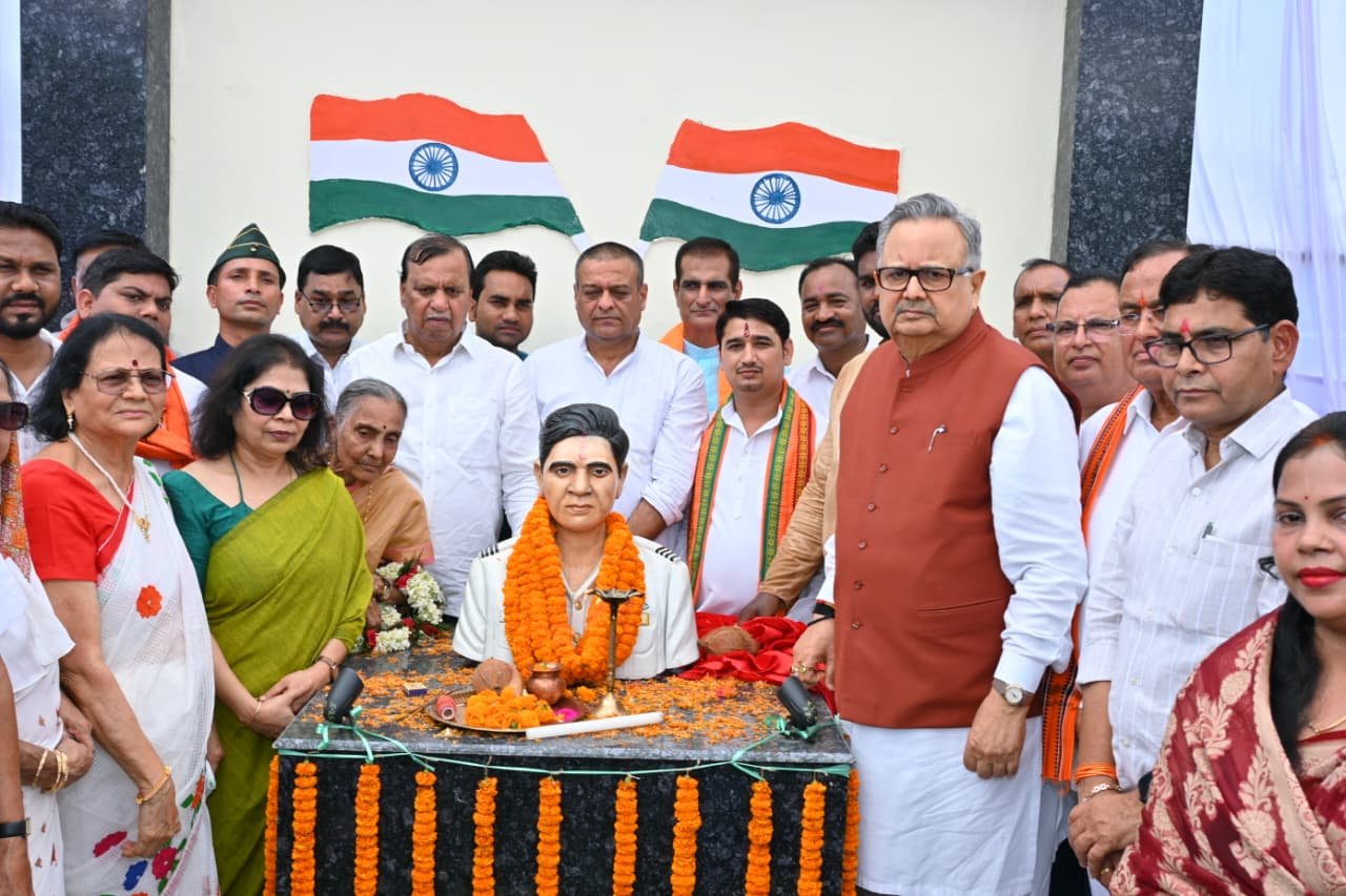 विधानसभा अध्यक्ष डॉ. रमन सिंह ने किया छत्तीसगढ़ महतारी और शहीद खोण्डे की प्रतिमा का अनावरण