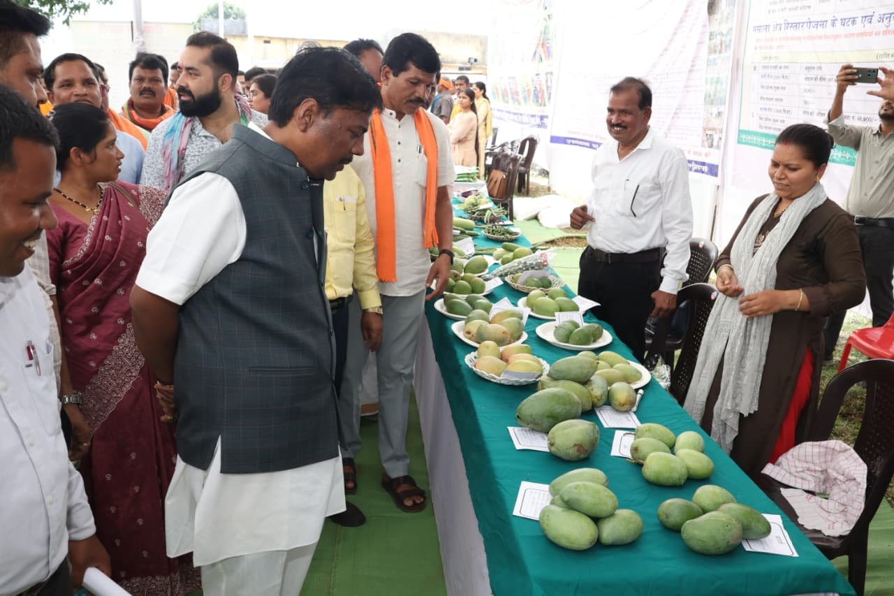 प्राकृतिक खेती अपनाकर किसान अपनी बढ़ाएं आय और बचाएं मिट्टी की उर्वरता- मंत्री केदार कश्यप