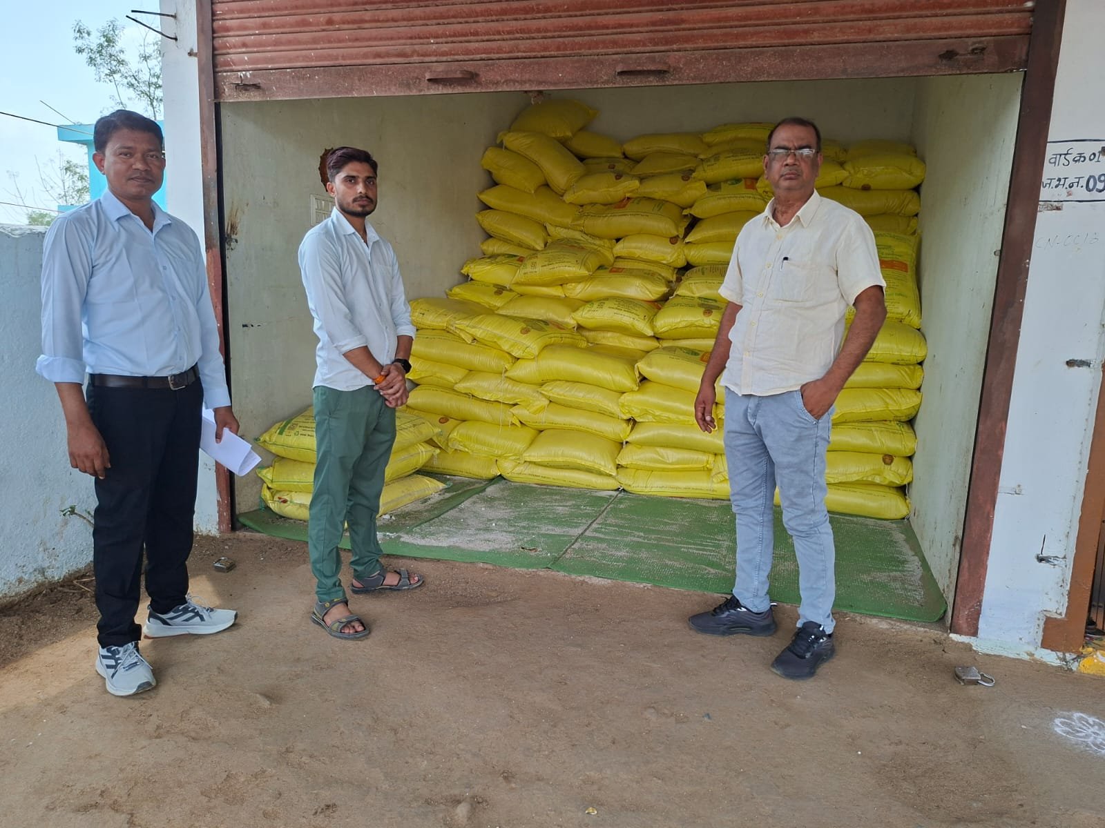 निर्धारित मूल्य से अधिक दर पर यूरिया विक्रय करने पर ग्रामोदय कृषि संसार निजी रासायनिक उर्वरक विक्रय केंद्र को कारण बताओ नोटिस जारी