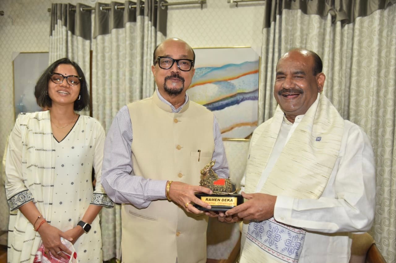 राज्यपाल  रमेन डेका ने किया लोकसभा अध्यक्ष  बिड़ला का आत्मीय स्वागत