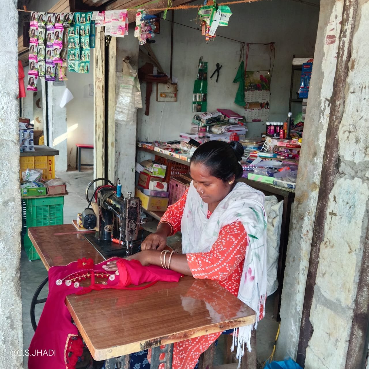 सिलाई कौशल ने बदली किशोरी लकड़ा की तकदीर, बनीं आत्मनिर्भरता की नई मिसाल