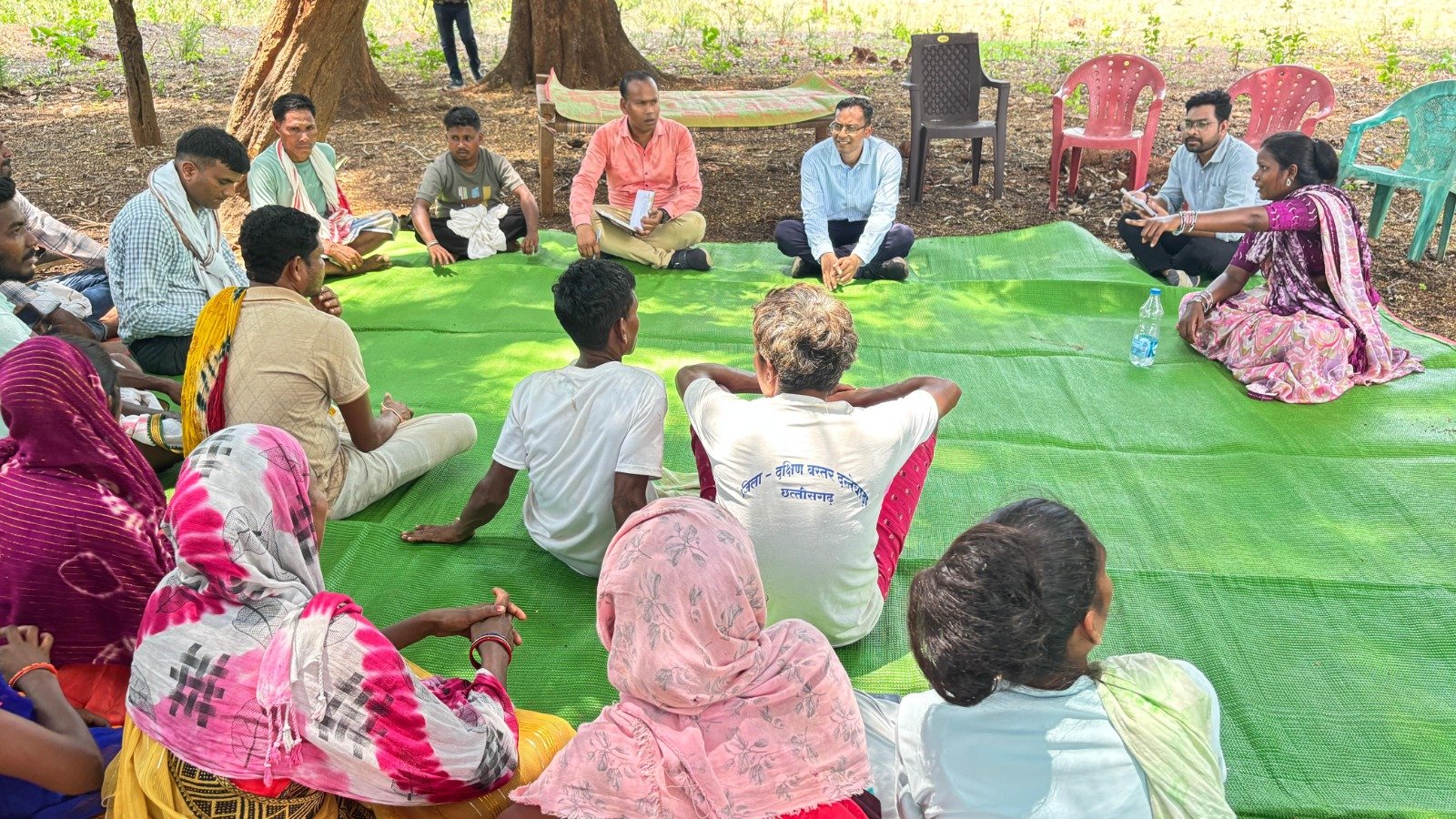 इंद्रावती के पार पहुंचा प्रशासन, कलेक्टर ने पैदल तय किया दुर्गम सफर, वनांचल के ग्रामीणों से किया सीधा संवाद