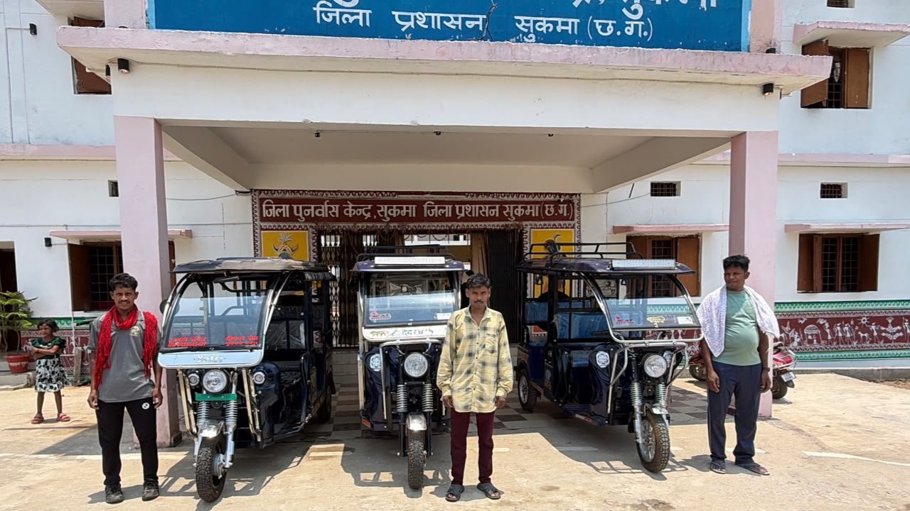 बंदूक छोड़ थामा ई-रिक्शा का हैंडल, आत्मनिर्भरता की राह पर बढ़े राजू, मनीष और कलमू