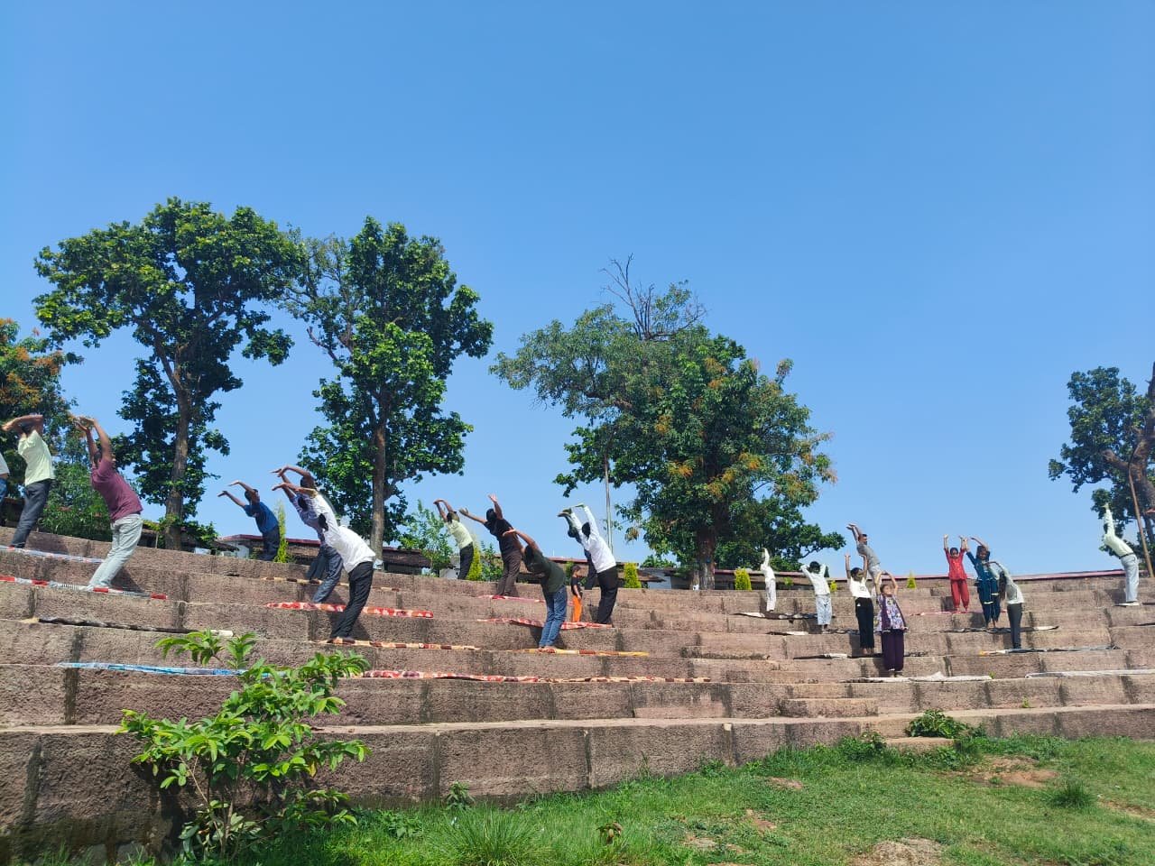 चित्रकोट जलप्रपात की मनोरम छटा के बीच मनाया गया अंतर्राष्ट्रीय योग दिवस