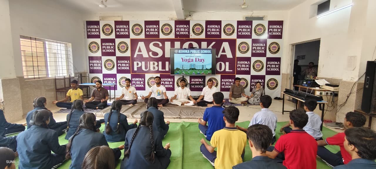 योग, संस्कार और स्वास्थ्य का संदेश: अशोका पब्लिक स्कूल में योग दिवस का आयोजन