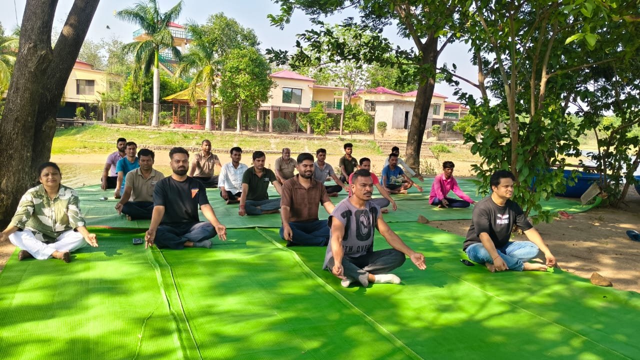 प्रकृति की गोद में योग का संदेश : हरेली इको रिजॉर्ट मोहदा बार नवापारा में उत्साहपूर्वक मनाया गया विश्व योग दिवस