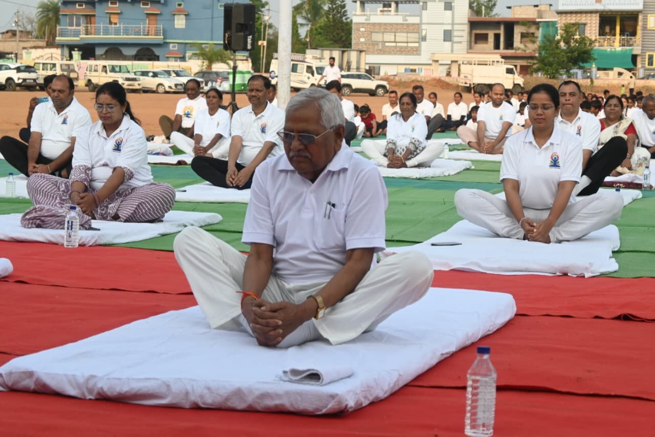 योग मानव जीवन को स्वस्थ एवं निरोगी रखने की उत्कृष्ट क्रिया- अहिवारा विधायक कोर्सेवाड़ा