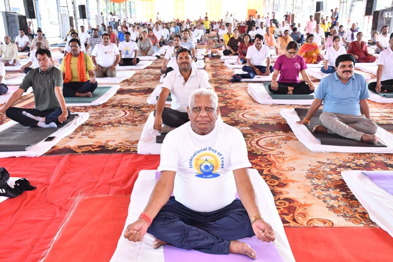 विधायक पुन्नूलाल मोहले ने मुंगेली में किया सामूहिक योगाभ्यास
