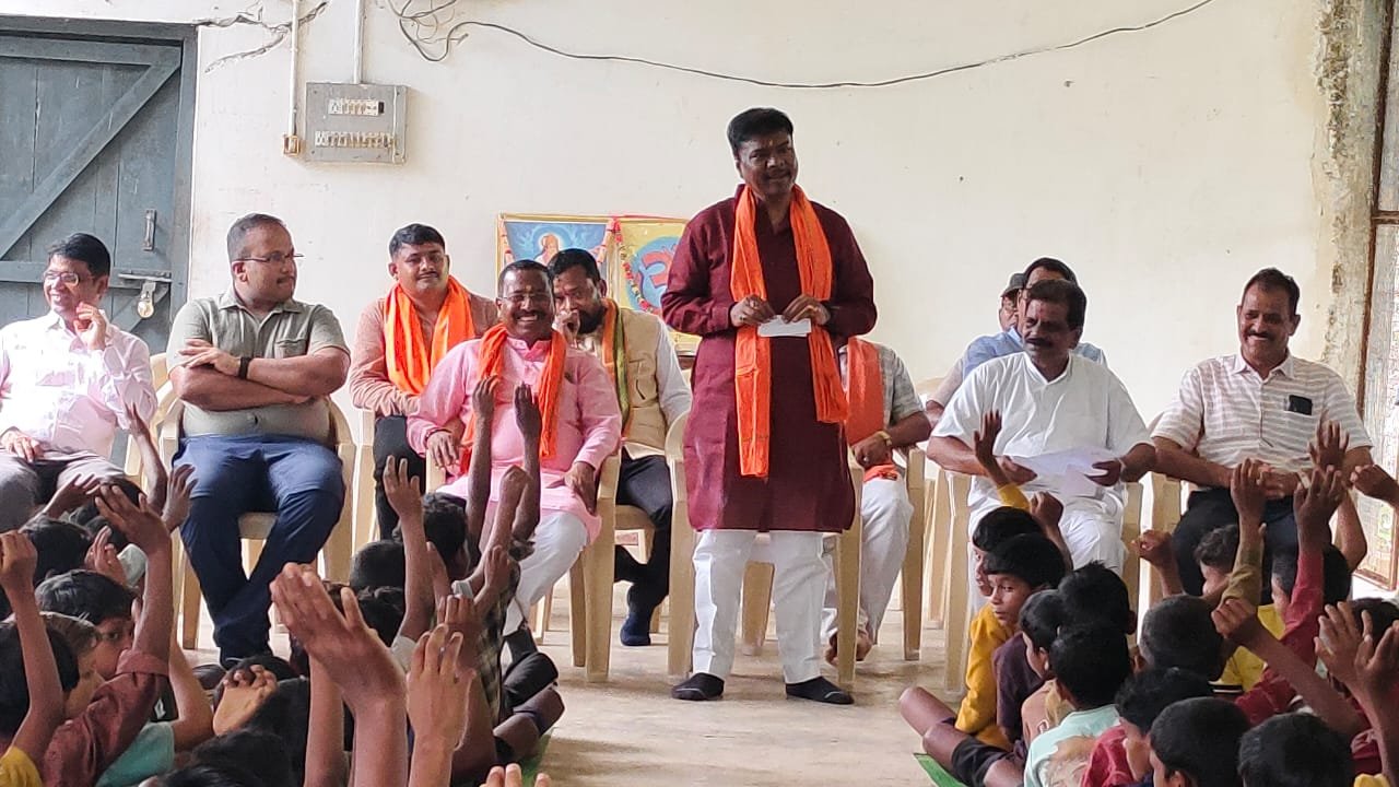 हीरानार छात्रावास पहुंचे मंत्री केदार कश्यप, विद्यार्थियों का बढ़ाया हौसला