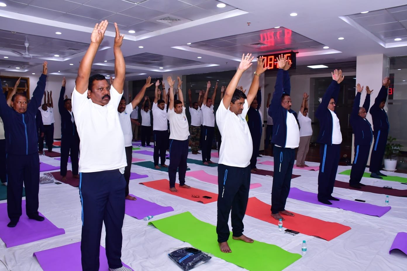-’’अंतर्राष्ट्रीय योग दिवस’’ के अवसर पर विधानसभा सचिवालय में ’’योग अभ्यास’’ किया गया.