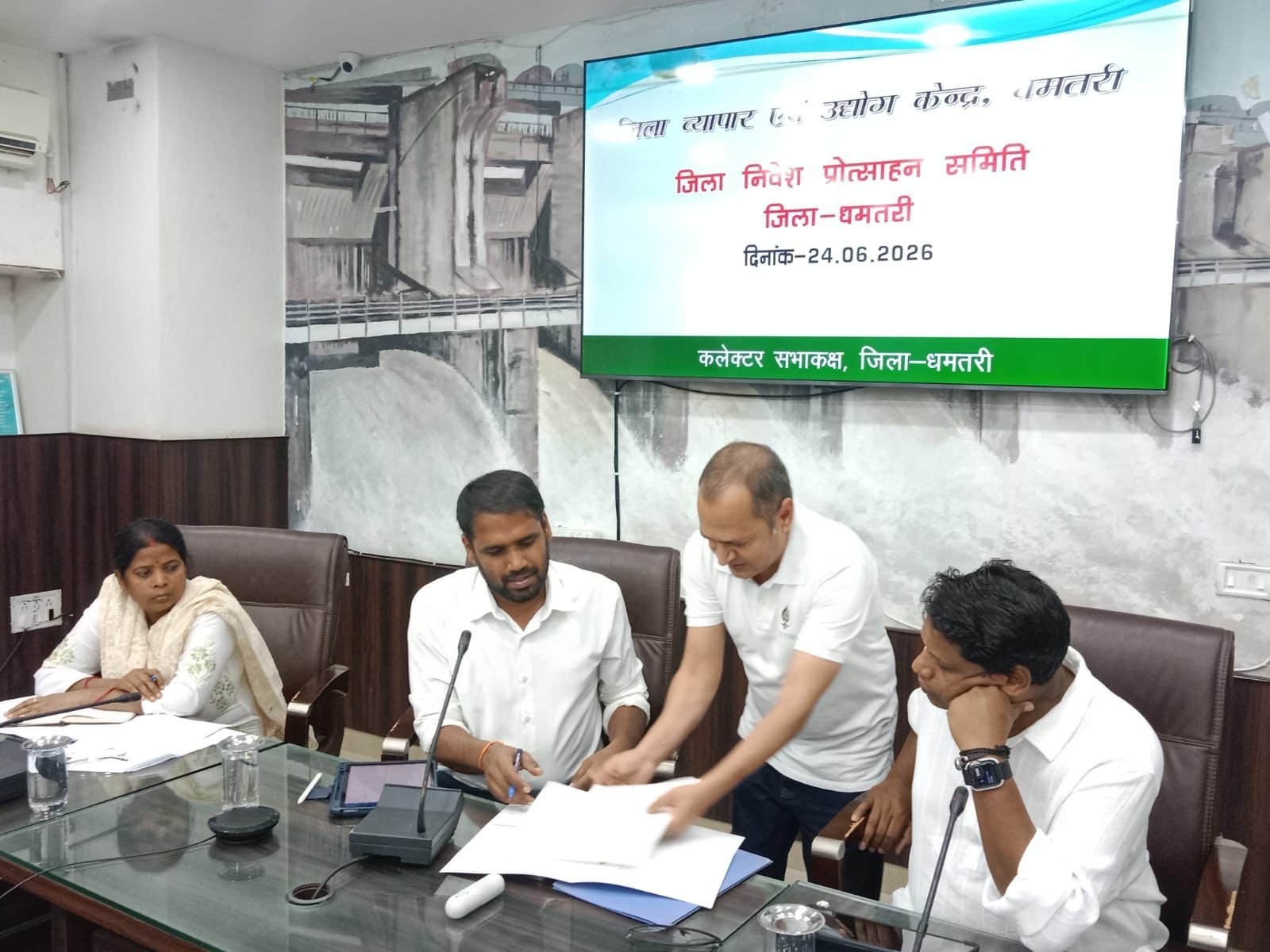 धमतरी बनेगा छत्तीसगढ़ का पहला मॉडल कार्बन कृषि जिला  जलवायु-अनुकूल खेती, मृदा स्वास्थ्य संवर्धन और कार्बन क्रेडिट से किसानों की आय बढ़ाने की दिशा में महत्वपूर्ण पहल