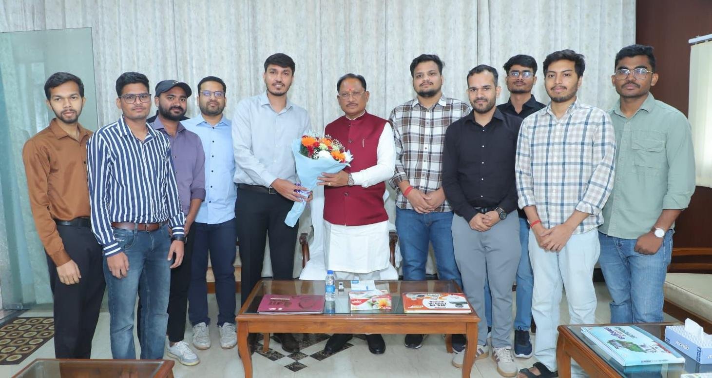 मुख्यमंत्री  विष्णुदेव साय ने यूपीएससी प्रारंभिक परीक्षा में सफल ट्राइबल यूथ हॉस्टल के विद्यार्थियों से की मुलाकात