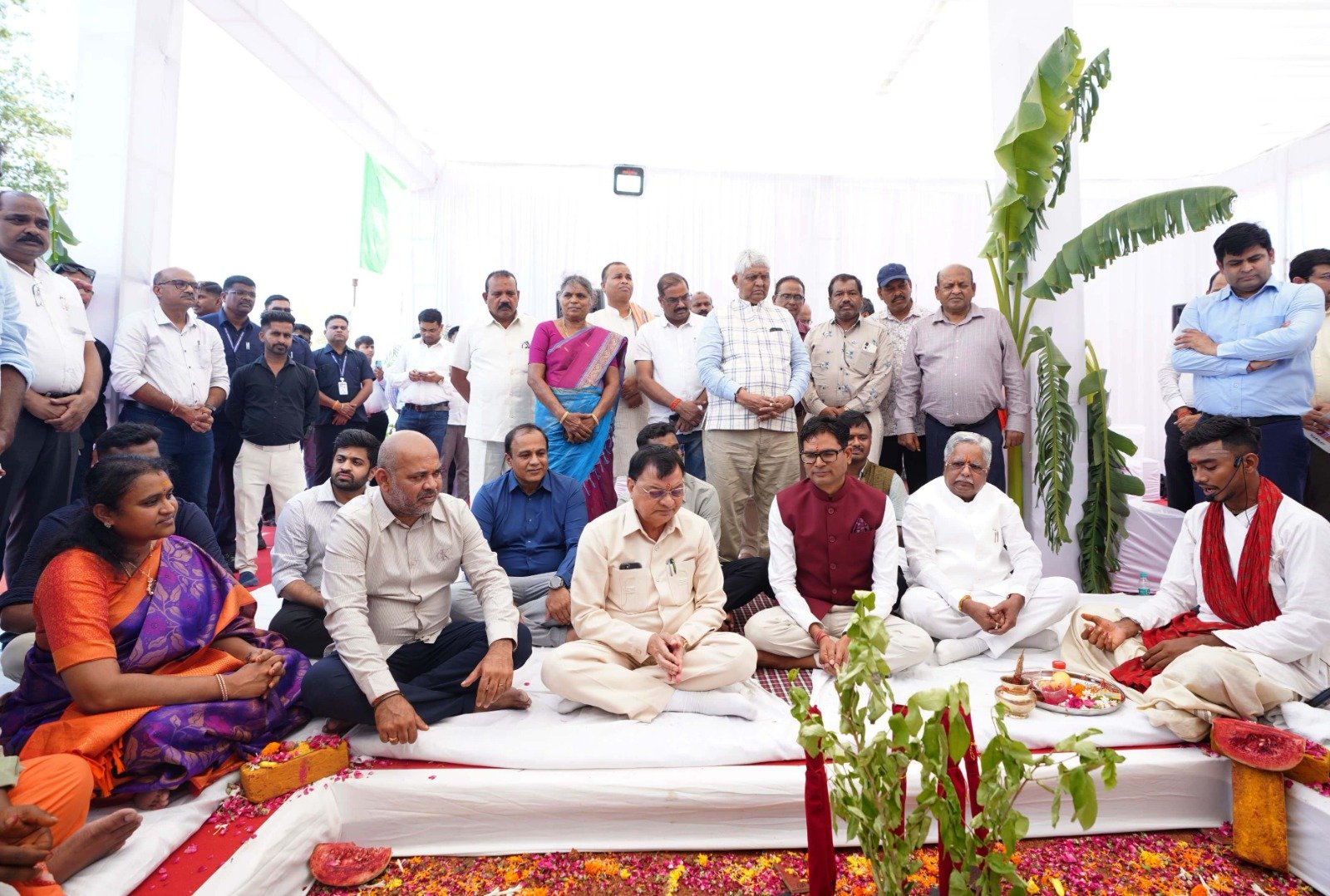 वाणिज्य एवं उद्योग मंत्री  लखन लाल देवांगन तथा आवास एवं पर्यावरण मंत्री  ओ.पी. चौधरी ने गारमेंट मैन्युफैक्चरिंग यूनिट का किया भूमिपूजन