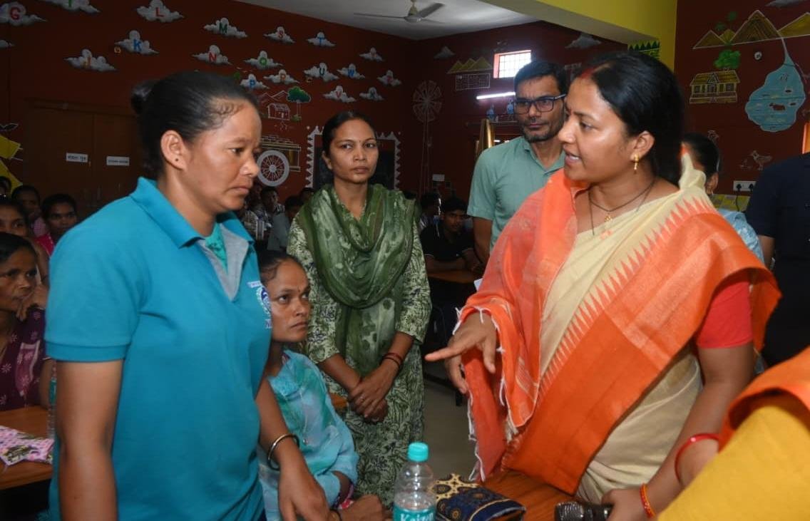 महिला एवं बाल विकास मंत्री लक्ष्मी राजवाड़े का सुकमा दौरा: बच्चों के बीच बैठकर पढ़ी एबीसीडी, महिला स्वावलंबन और पुनर्वास व्यवस्था का किया जमीनी निरीक्षण