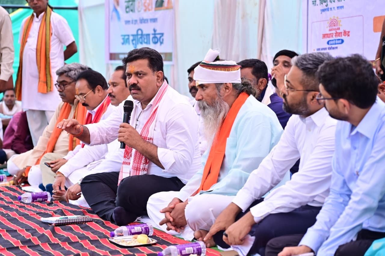 उप मुख्यमंत्री विजय शर्मा ने बोड़ागांव में ग्रामीणों के बीच चौपाल लगाकर किया संवाद