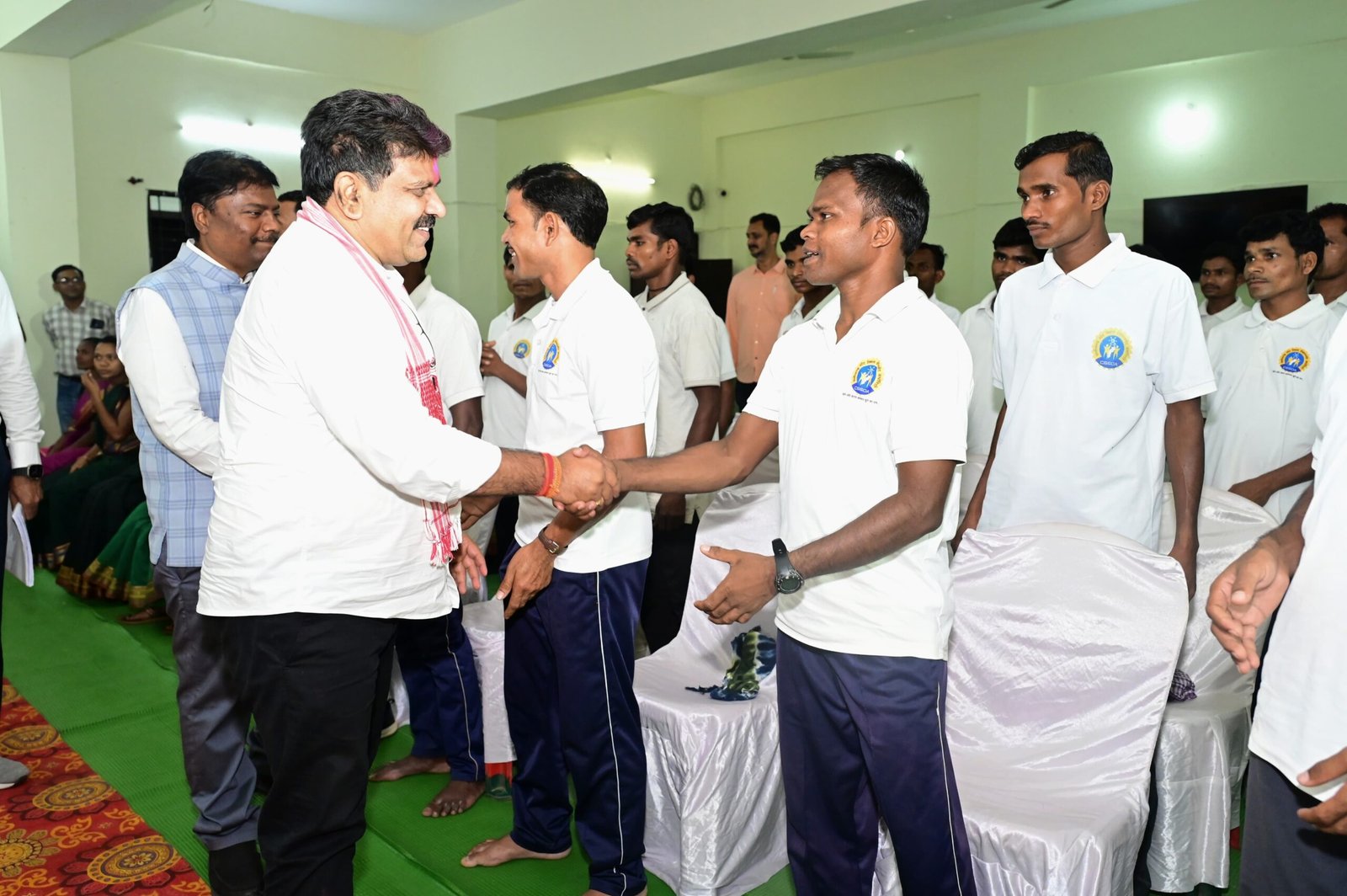 पुनर्वासित युवाओं से मिले उप मुख्यमंत्री विजय शर्मा और वन मंत्री केदार कश्यप