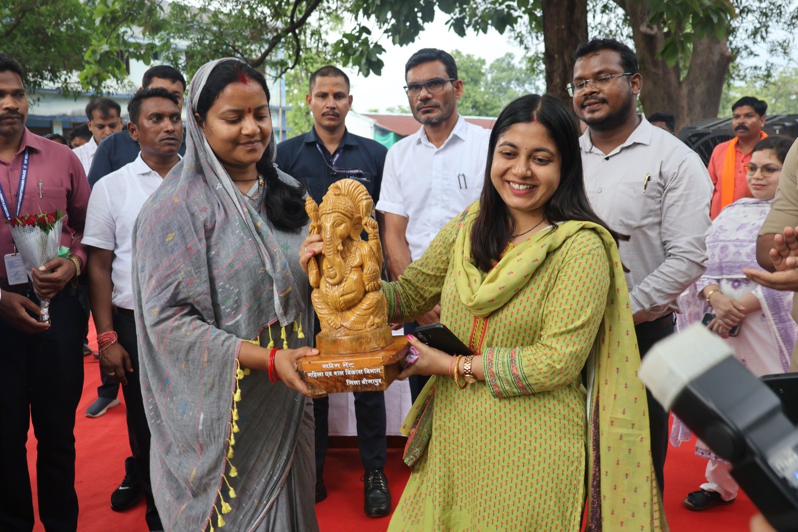 आत्मनिर्भर नारी ही समृद्ध छत्तीसगढ़ की पहचान’  बीजापुर के जांगला में बिहान महिला चौपाल में शामिल हुईं मंत्री श्रीमती लक्ष्मी राजवाड़े, महतारी वंदन योजना, स्व-सहायता समूह और स्वरोजगार से जुड़ने का किया आह्वान