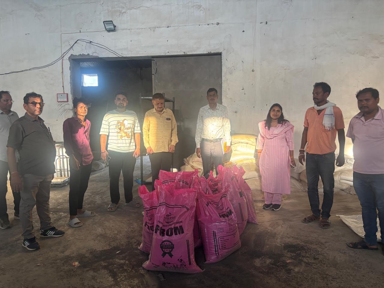 वैष्णवी एग्रो इंडस्ट्रीज से उड़ीसा प्रिंट वाले उर्वरक की 11 बोरियां जब्त