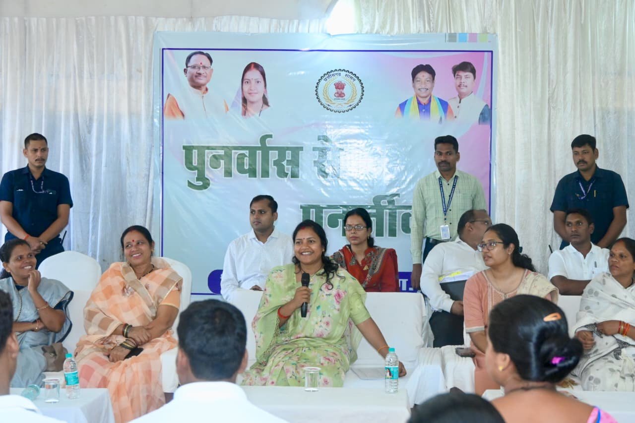 “हिंसा से विकास की ओर: आत्मसमर्पित महिलाओं के बीच पहुंचीं मंत्री लक्ष्मी राजवाड़े, पुनर्वास नीति को बताया नई जिंदगी की राह”