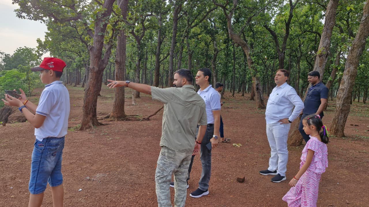 छत्तीसगढ़ पर्यटन मंडल के प्रबंध संचालक श्री विवेक आचार्य और अध्यक्ष नीलू शर्मा ने प्रमुख पर्यटन स्थल राजमेरगढ़ का किया दौरा
