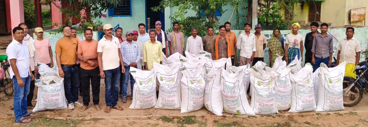 तिलहन उत्पादन बढ़ाने की दिशा में सशक्त पहल, कोटमीकला के किसानों को मिला उन्नत मूंगफली बीज