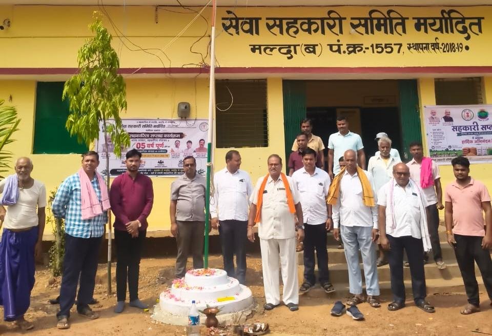 सोसायटियों में ध्वजारोहण, उप-नियमों की जानकारी पाकर जागरूक हुए किसान