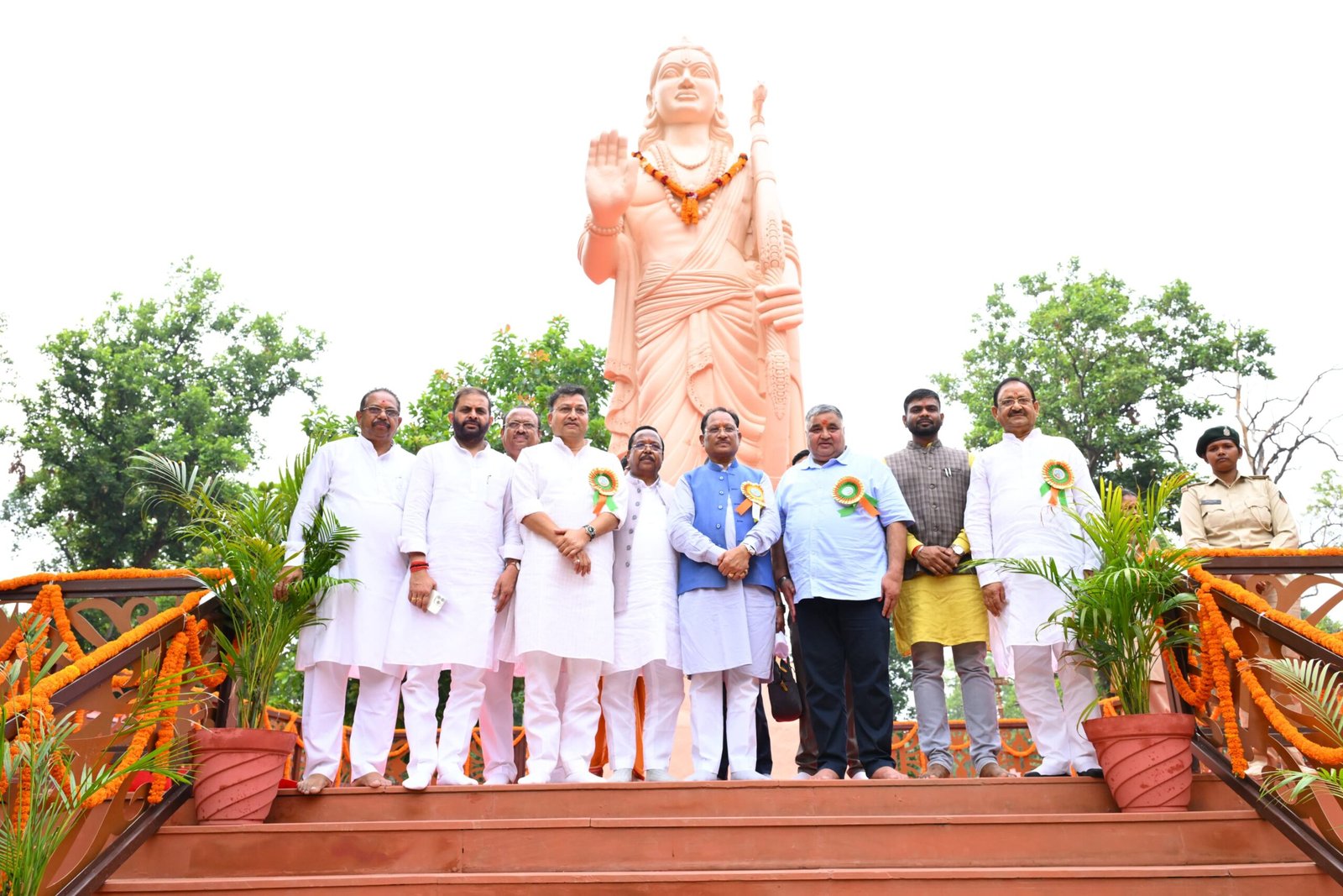 मातृशक्ति एवं प्रकृति के प्रति श्रद्धा का अनुपम संगम : मुख्यमंत्री विष्णु देव साय ने “राम वाटिका” में किया रुद्राक्ष का पौधारोपण