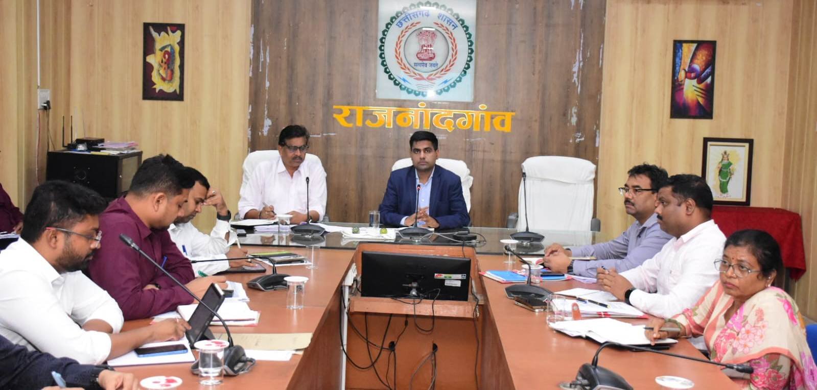 सीएम हेल्पलाइन 1076 में प्राप्त आवेदनों का प्राथमिकता के साथ समय-सीमा में करें गुणवत्तापूर्ण निराकरण – कलेक्टर